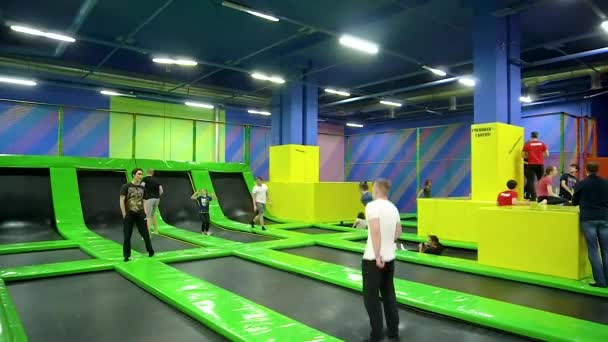 RUSSLAND, MOSKAU - 14. Februar 2021 Trampolin-Aktivitäten springen Kinder und Erwachsene jungen Sport, Person Mädchen spielen Freiheit Gesundheit, Sommer-Turnhalle. Urlaubsenergie, Spielurlaub — Stockvideo