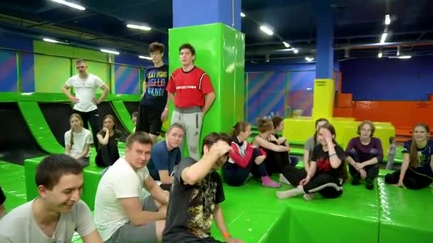 RUSKO, MOSKVA - 14.2.2021 Trampolíny skákání děti a dospělí mladí skok, akce mimo hřiště zdraví, mládež Lidé létat, smějící se dovolená — Stock video