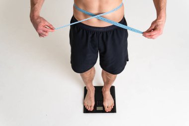 Kilolu bir adam sağlık, sağlık ve spor konuları üzerine kafa yorar beyaz arka planda ağrılı bir adam kaslara, hastalıklı, izole masaj ilaçlarına ve ifadeye zarar verir. Kırmızı terapi uygula, hastalıklar çekici olsun.