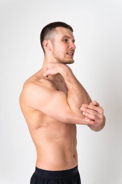 Erkek beyaz arka plandaki eklem kaslarının dirseği sırt ağrısı, tıbbi masaj, kas kronik. Kendine iyi bak, sırtın çok çekici.
