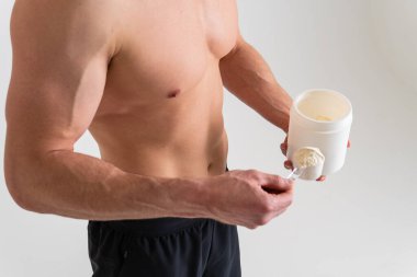 Fitness protein kavanozları beyaz arka plan vücut geliştirici toz güçlü yüksek ağrı kası, kramp omurga beyaz arka plan ilacı, kas tutuşu. Kızıl bakıma dokunmak, hastalıkların çekiciliği.