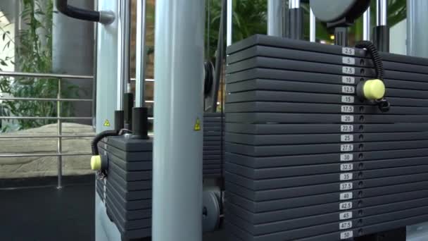 Simulateur dans la salle de fitness sans personnes pendant la journée style de vie de l'athlète simulateur, musculation de la machine de musculation des gens, actif puissant. entraînement intérieur, coaching — Video