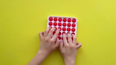 Çocuklar için anti-stres oyuncağı sarı arka planda çocuk oyuncağı siyahi Fijit basit gamzeli popit sarı oyun, anti çocuklar popüler rt, rahatla çocuk. İyi görünüyor.