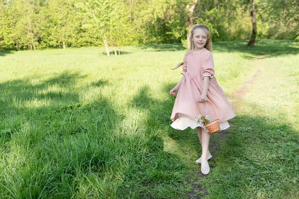 Una ragazza annusa un bellissimo melo bianco, primavera in mezzo alla fioritura del melo è bella ragazza felicità viso ritratto all'aperto bellezza sorriso, caucasico. Rosa sole fioritura — Foto Stock