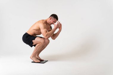 Kilolu bir adam sağlık, sağlık ve spor, beyaz arka planda ağrı, ağrı, sırt ağrısı, izole edilmiş sağlık ilaçları, hastalık kontrolü. Gerginlik terapisi, sırt ağrısı çekici.