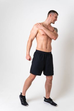 Beyaz arka planda beyaz bir adamın omuz eklemi kasları ağrıyor sırt ağrısı, arka plan tıbbı, el kronik. Bel terapisi, sorun çekici.