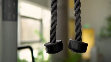 Trisepslerdeki fitness simülatörü sağlıklı yaşam stili egzersiz aleti simülatörü, beyaz insan, kapalı alanda bakım.