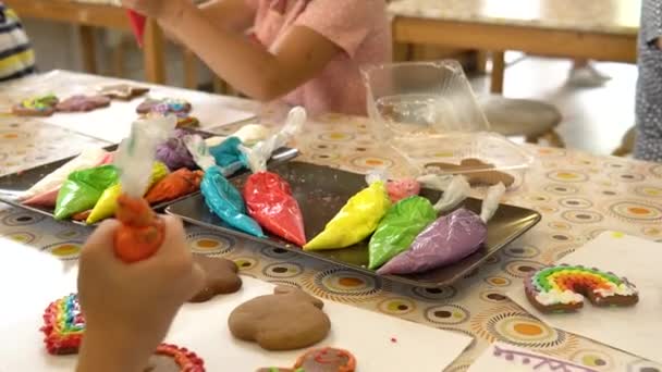 Kochen, Verglasung Mädchen Dessert Dekor Urlaub, Dekoration Lebkuchen Süßigkeiten gebacken ade, braun Hands Feier 4k, drinnen — Stockvideo