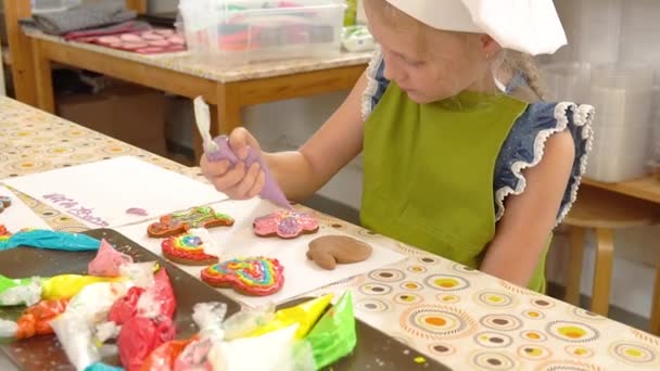 Kochen, glätten, Lebkuchenküche, braune Wohnung. Bäckerin bereitet Ingwer zu — Stockvideo