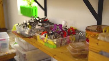 Kalıp pişirmek, tatlı cilalayan kız ev yapımı krema, ev yapımı dekorasyon, tatlı şey. Lezzetli hamur 4k, arka planda atıştırmalık kek