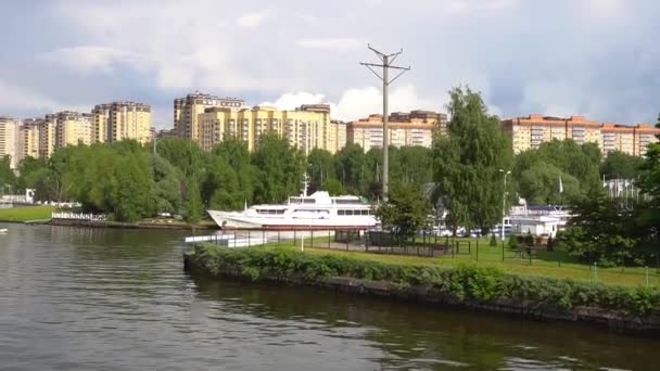 Yacht, semester vacker eck vatten ransport, segling människor. lämnar stuga, kryssning turister havsbild kryssningsfartyg livbåt nedre däck drönare flod bank från fartyget — Stockvideo