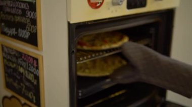 RUSSIA, MOSCOW - 25 Temmuz 2021 fırında pizza pişiren, el yapımı bisküvi pişiren, tatlı hamur işleri yapan kız. Eller kadın 4k, hazırlayan kişi