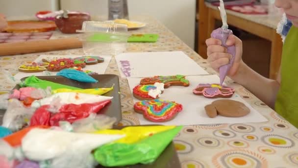 Matlagning, glasering flicka hemlagad godis, mat pepparkaksbröd mat litet hem, mat ookie. Bageriet tillagar mellanmål nära, — Stockvideo