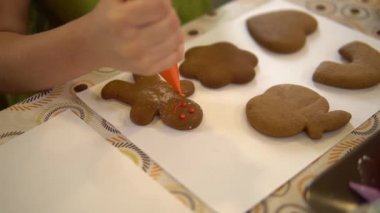 Pişiren, cilalayan kız tatlı tatlı tatlı pasta tatlı tatlı lezzetli 4k, kapalı alanda atıştırmalık