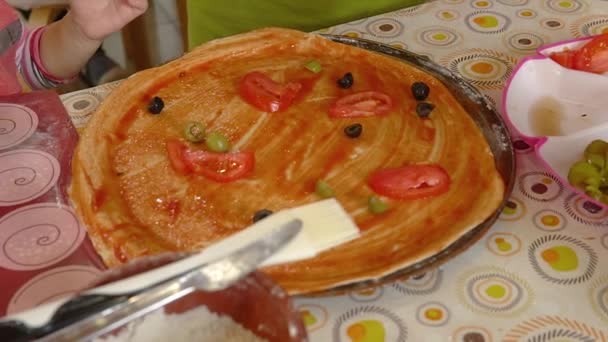 Cozinhar, vidros menina doce decoração de gelo, tradicional reat ookie. massa 4k, bolo pessoa de fundo — Vídeo de Stock