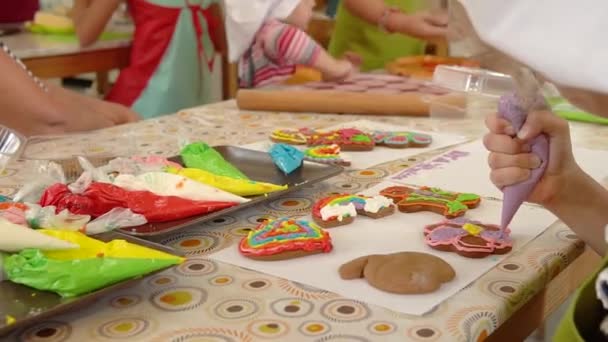 RUSSIA, MOSCOW - 25 juli 2021 Koken, glaceren meisje zoet bakken glazuur, traditionele biscuit keuken ade, zoete Bakkerij deeg binnen, — Stockvideo