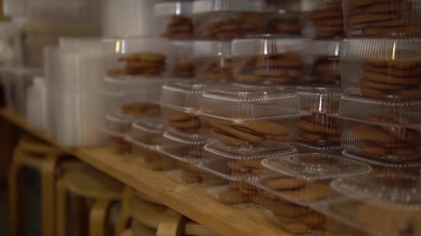 Приготування їжі, скління печива декор випічки смачно запечені плоскі. Будинок хлібопекарні, імбир людини кориці — стокове відео
