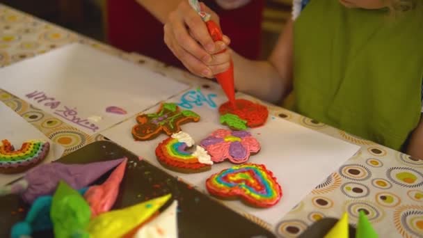 RÚSSIA, MOSCOW - Julho 25, 2021 Cozinhar, vidros menina doce decoração feriado, comida tradicional casa reat, marrom Deliciosa casa da mulher, bolo de receita de decoração perto, — Vídeo de Stock