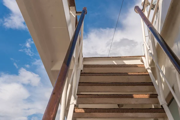 Escaliers sur le pont voile détente, vacances bateau de loisirs amis, mode de vie assis. Arc cabine de bord de navire, les touristes branchés marin paquebot de croisière bateau de sauvetage pont inférieur vue de drone du ciel — Photo