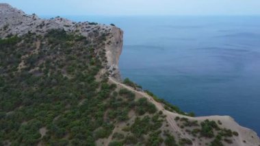 Kırım yolundaki deniz Galiyna kuadkopteri gökyüzünden mavi gökyüzü dağlarından çim ağaçları tatil dağları gökyüzü manzaralı su bulutları. İdeo istirahat, İHA deniz manzaralı Kırım dağı