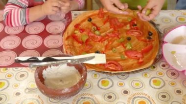 Pişiren, cilalayan, hamur işi pişiren küçük kraliyet pastaları. Lezzetli hamur şekeri, kapalı mekan tarifi...,