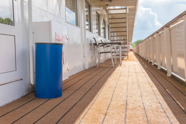 Schip water vakantie navigatie zonnige vervoer vrienden, jachten mensen. Boog verlaten cabine, reis toeristen zeegezicht cruiseschip reddingsboot benedendek drone dek met urn — Stockfoto