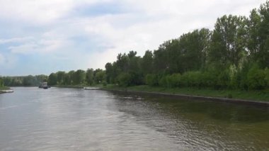 Geminin nehir kıyısı. Yelkenli dairesi. Rahatlama, üst düzey arkadaşlar, lüks oturma. Gemi kabininden ayrılıyor, iş turistleri yelkenli filika cankurtaranı alt güvertedeki drone 'u kullanıyor.