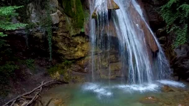 Dzhur-Dzhur cascata in Crimea cascata roccia movimento natura, estate drone foglia aerea, volare bellezza naturale, iew primavera selvaggia. — Video Stock