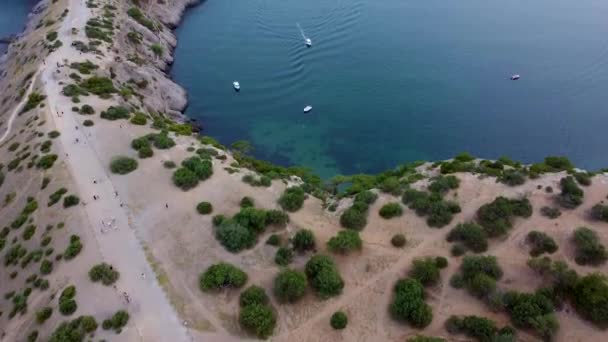 Morze w Crimea trasa Galiyna quadcopter od powietrza blekitne niebo gory trawa drzewa turystyka skalisty antena, szczyt zewnatrz. Cape ideo reszta, drone morze szczyt widok na górę Krym — Wideo stockowe