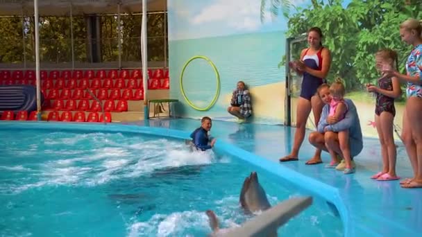 RUSKO, Alushta - 30.srpna 2021 Delfíni plavou v bazénu krásné delfíny plavat delfín příroda mořské cvičení oceán, delfín ploutev. Mořský ocas aptivity, zvířata cestování — Stock video