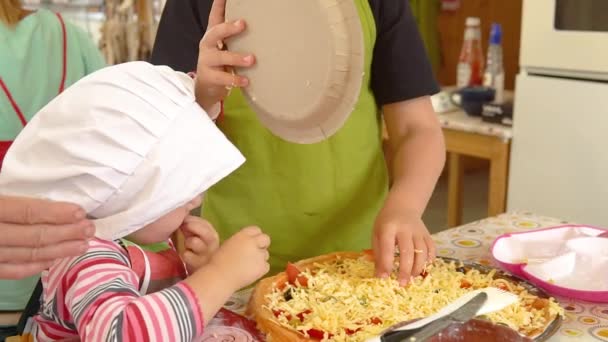 RUSSLAND, MOSKAU - 25. Juli 2021 Kochen, Glasur Mädchen backen Zuckerguss, Gebäck traditionelle Lebensmittel gebacken königlich, flach. Köstlicher Teig Haus, Hintergrund Rezept Kuchen — Stockvideo