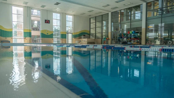 RUSIA, MOSCÚ - 23 AGO 2020: Piscina para deportistas Agua estancada Natación para deportistas agua interior calma en el agua luz solar brillante —  Fotos de Stock
