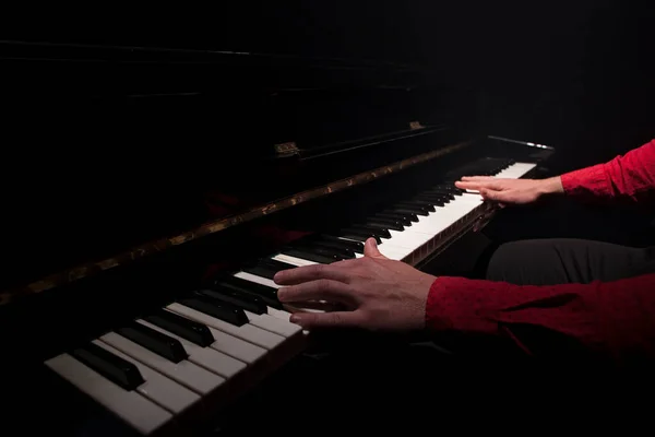 Karanlık Bir Odada Piyano Çalmak — Stok fotoğraf