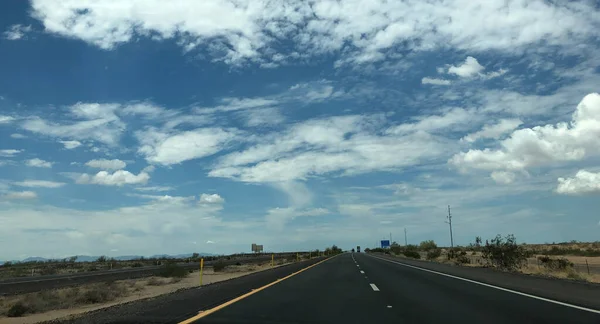 Zachodnie Pasy Międzystanowej Biegnące Przez Pustynię Arizona Kierunku Kalifornii — Zdjęcie stockowe