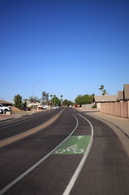 Phoenix, Arizona 'da bir yerleşim sokağı boyunca bisiklet yolu; kopyalama alanı
