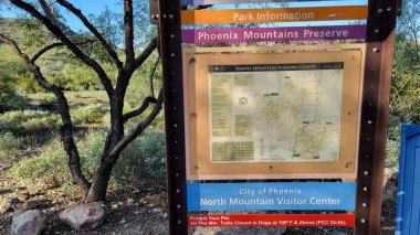 Phoenix, AZ - 25 Kasım 2025: Yürüyüş yolları haritaları ve çöl koruma alanının girişine gönderilen diğer olağan bilgiler