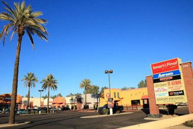 Phoenix, AZ - 5 Aralık 2025: Rancho Encanto Plaza çeşitli küçük ve büyük dükkanları, süpermarketleri, kafeteryaları, fast food restoranları ve diğer iş yerleri