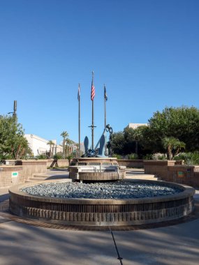 Phoenix, AZ - 7 Aralık 2025: USS Arizona 'dan Wesley Bolin Memorial Plaza, Phoenix, AZ. 7 Aralık 1941 'de, Pearl Harbor' a yapılan saldırı sırasında USS Arizona hava saldırısı sonucu zırhlı bomba yağmuruna tutuldu ve battı..