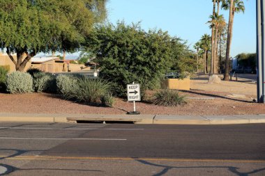 Phoenix, Arizona 'daki özel maraton maratonundan bir gün önce kaldırımda duran parlak beyaz dikdörtgen yol işareti.