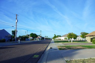 Phoenix, AZ - 22 Aralık 2025 İglesia Adventista Del 7 Dia yakınlarındaki iskan caddesinde açık mavi bulutlu açık mavi gökyüzü altında soğuk bir kış sabahı