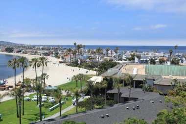 Açık bir yaz sabahında Mission Bay ile Pasifik Okyanusu arasında sayısız otel ve tatil için kiralanan mülklerin bulunduğu dar ama kalabalık arazi kuşbakışı manzara, San Diego, CA; kopya alanı
