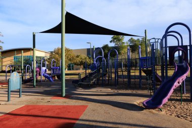 Phoenix, AZ - 26 Kasım 2025: Kuzey Phoenix, Arizona 'daki Paseo Highlands parkında renkli çocuk parkları