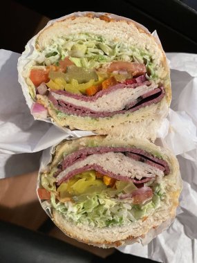 Etli ve sebzeli sandviç.