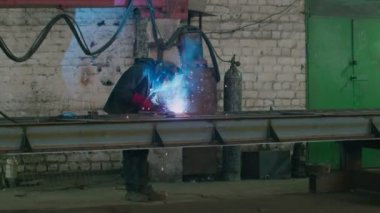 Ağır sanayi, kaynakçı araba tamiri için metal parçaları kaynaklıyor