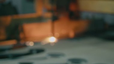 Yeni teknolojiler, metal lazer kesimi veya plazma kesimi, kalın metal 4k 50 fp sayısal kontrollü bir makinede kesilir.