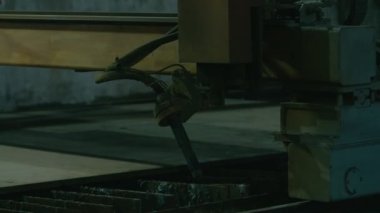 Yeni teknolojiler, metal lazer kesimi veya plazma kesimi, kalın metal 4k 50 fp sayısal kontrollü bir makinede kesilir.
