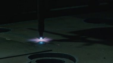 Yeni teknolojiler, metal lazer kesimi veya plazma kesimi, kalın metal 4k 50 fp sayısal kontrollü bir makinede kesilir.