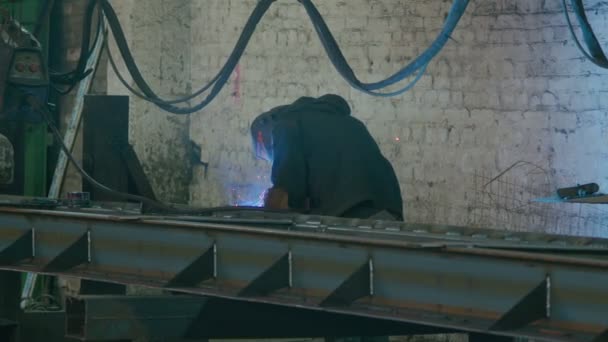 Tung industri, svetsare svetsar metalldelar för reparation av bil — Stockvideo