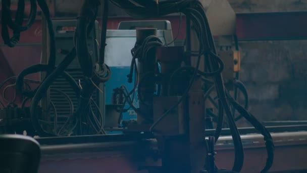Nové technologie, laserové řezání kovů, nebo plazmové řezání, silný kov je řezán na stroji s číselným řízením 4k 50 fps — Stock video