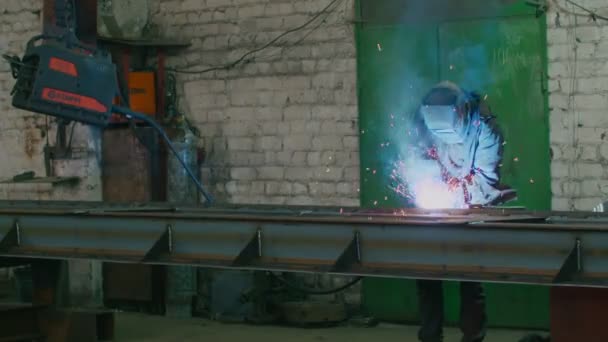 Ağır sanayi, kaynakçı araba tamiri için metal parçaları kaynaklıyor — Stok video